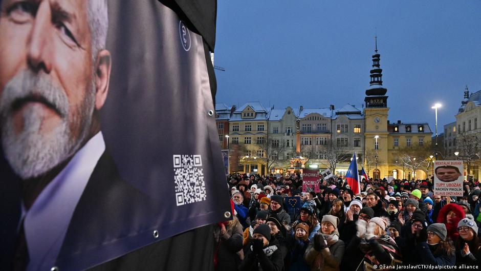 В Чехии тысячи граждан вновь вышли на улицы в поддержку президента Павела 1 75983074 403.jpg Deutsche Welle Петр Павел, чехия