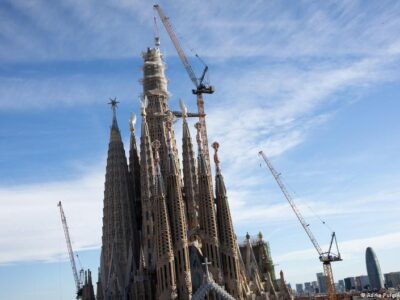 Крест из Германии установлен на знаменитом храме-долгострое в Барселоне 5 76061032 403.jpg Deutsche Welle храм