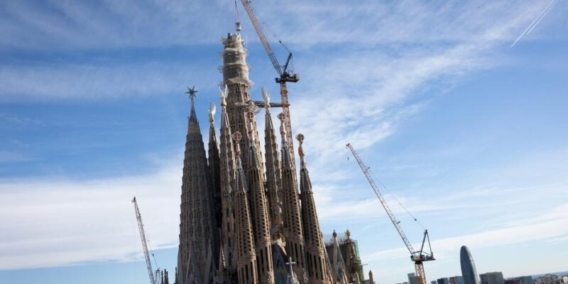 Крест из Германии установлен на знаменитом храме-долгострое в Барселоне 1 76061032 403.jpg Deutsche Welle храм