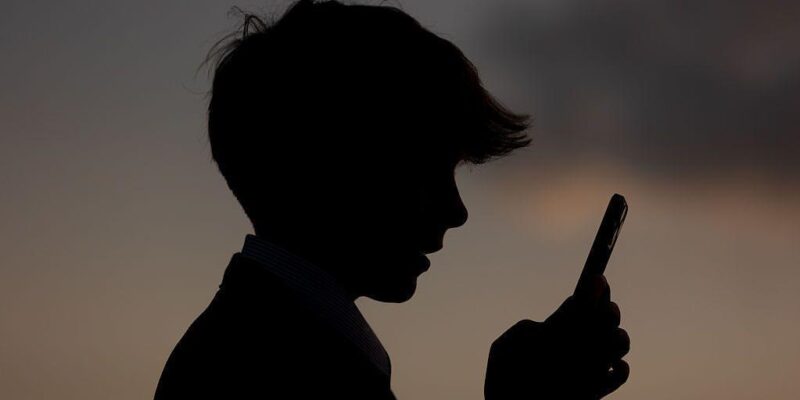 Цифровое совершеннолетие. Почему Европа хочет запретить подросткам сидеть в соцсетях 1 8156a290 08fe 11f1 98bd 4facba86d3ed.jpg Новости BBC соцсети