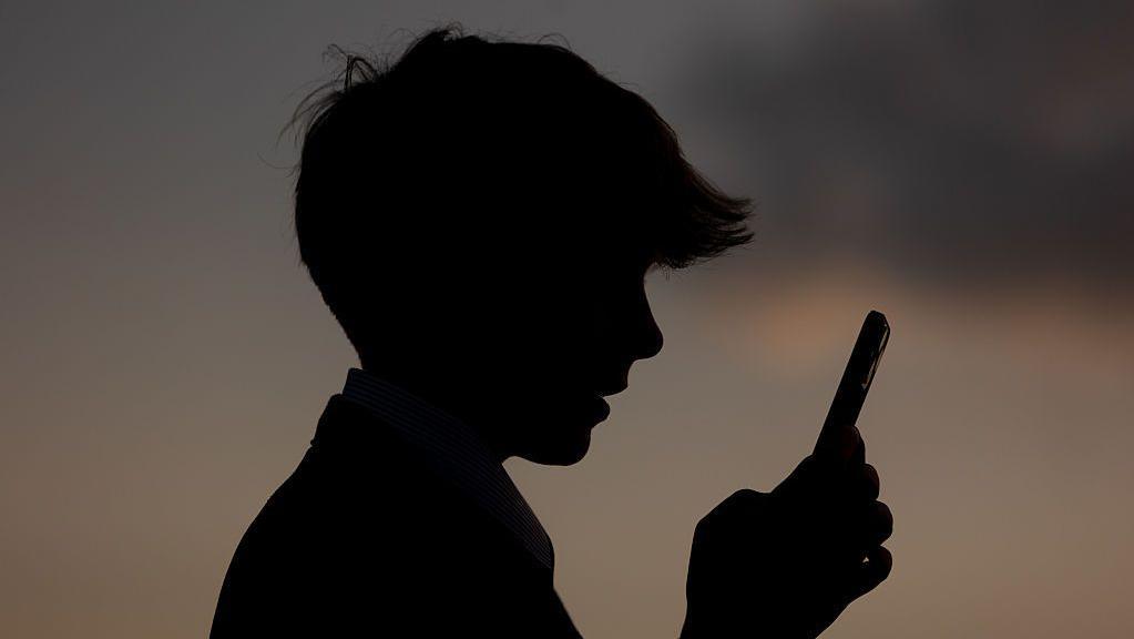 Цифровое совершеннолетие. Почему Европа хочет запретить подросткам сидеть в соцсетях 1 8156a290 08fe 11f1 98bd 4facba86d3ed.jpg Новости BBC соцсети