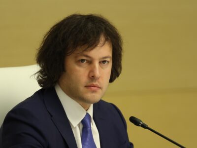 Премьер Грузии: готов провести дебаты на любую тему, включая вопрос образования 2 kobax idze e1769970777780 новости дискуссии, концепция образования, Минобразования Грузии, объединение вузов, премьер Грузии