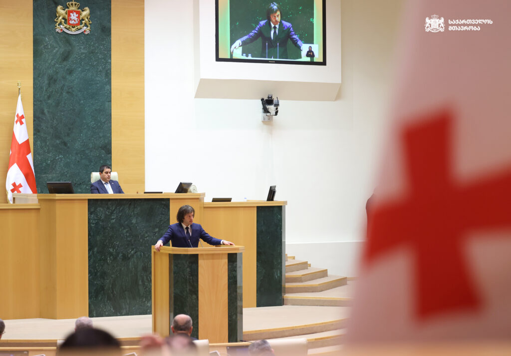 kobaxidze v parlamente новости Glovo, Wolt, новые регуляции в Грузии, премьер Грузии, рынок труда в Грузии, трудовые мигранты