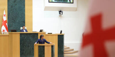 Премьер: надо защитить интересы граждан Грузии на рынке труда в стране 6 kobaxidze v parlamente политика Glovo, Wolt, новые регуляции в Грузии, премьер Грузии, рынок труда в Грузии, трудовые мигранты