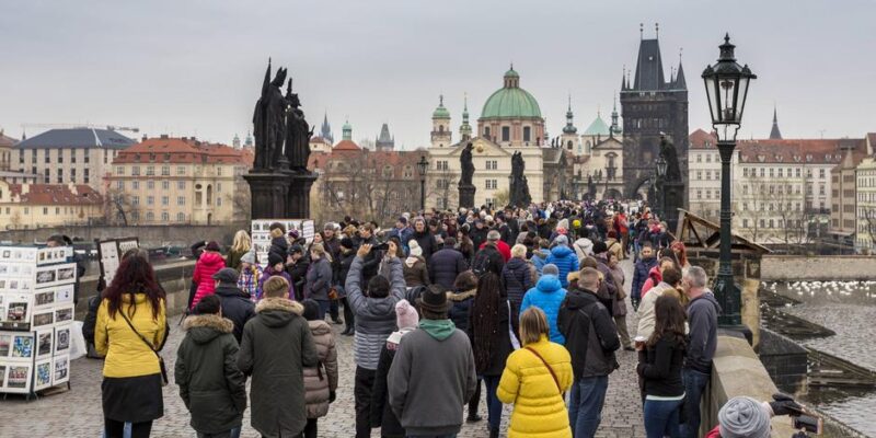 В Праге забросали коктейлями Молотова Русский дом 1 41681798 403.jpg Deutsche Welle коктейль Молотова, Прага