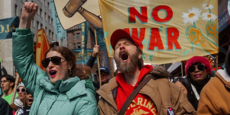 В США проходят акции протеста против Дональда Трампа под лозунгом «Нет королям» 1 674f4b70 2b1a 11f1 b297 95b0a0a8331e.jpg Новости BBC No Kings, протесты против Трампа