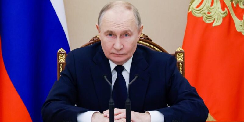 Песков: Путин поддержал идею о добровольных взносах крупного бизнеса государству 1 75338900 403.jpg Deutsche Welle Владимир Путин, Дмитрий Песков