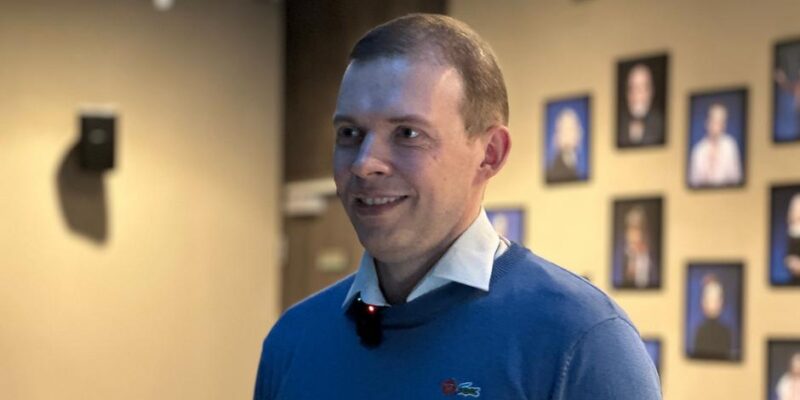 Максим Знак: "Если человек может улыбаться - он живой" 1 76182542 403.jpg Deutsche Welle Максим Знак