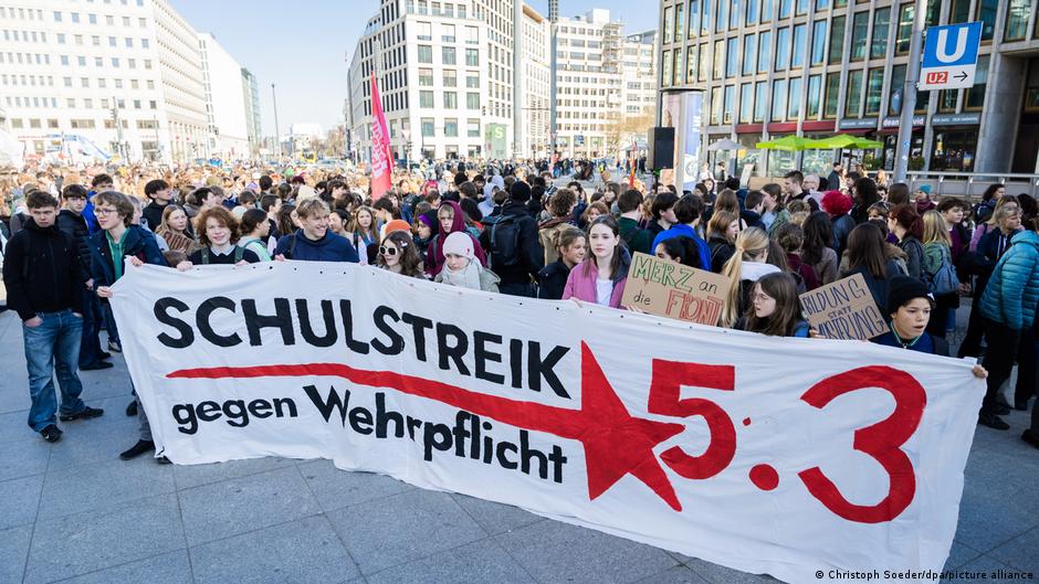 76242531 403.jpg Deutsche Welle оскорбление Мерца, уголовное дело, Фридрих Мерц, школьник в Германии