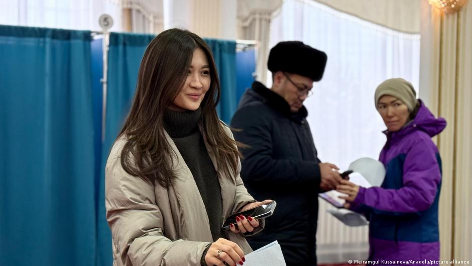 Экзитполы: Казахстан поддержал принятие новой конституции 1 76366451 403.jpg Deutsche Welle выборы в Казахстане