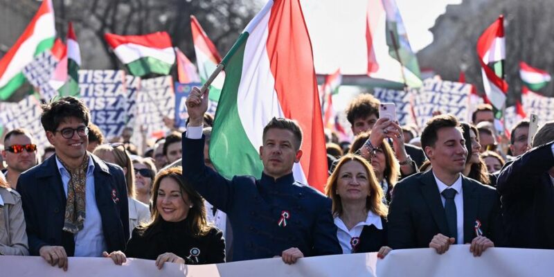 В столице Венгрии прошли массовые митинги перед выборами 1 76367757 403.jpg Deutsche Welle Выборы в Венгрии, митинги в Венгрии