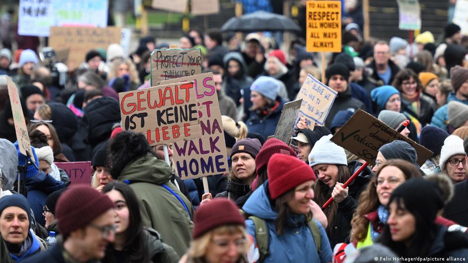 Демонстрация против цифрового насилия в Мюнхене собрала 5000 человек 1 76585542 403.jpg Deutsche Welle Мюнхен