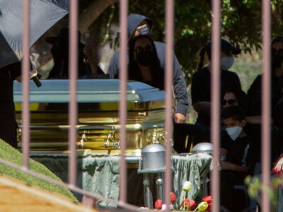 Золотой гроб, венки в форме петухов и наркокорридос. В Мексике похоронили Эль Менчо — лидера наркокартеля 2 a88fc5f0 1716 11f1 befc 09f0999a306b.jpg Новости BBC Эль Менчо