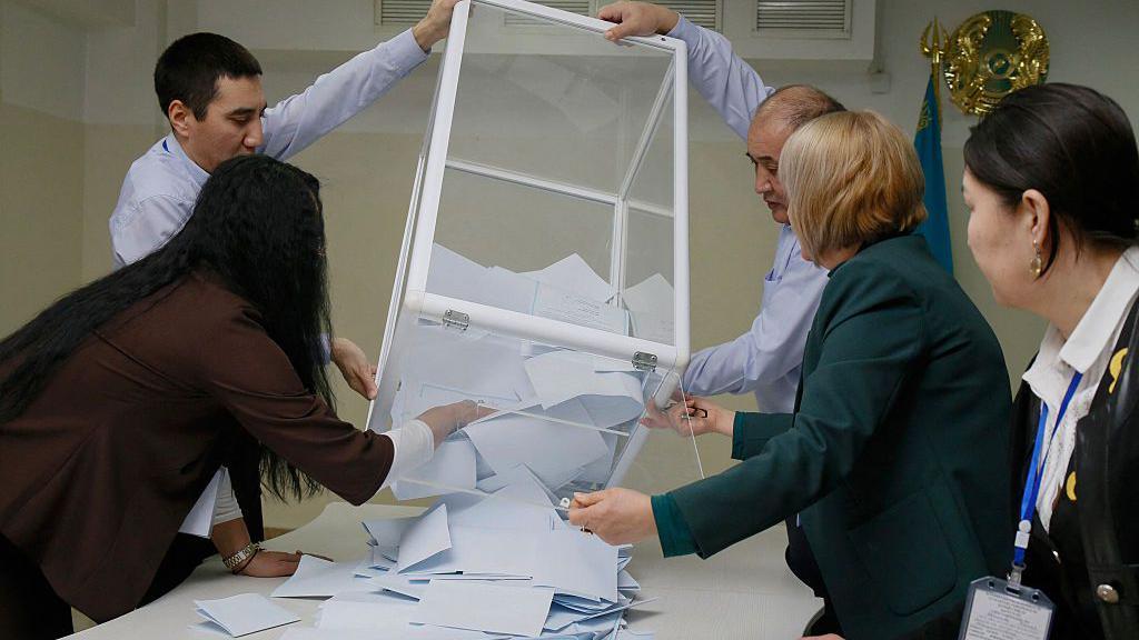 Новая конституция Казахстана, усиливающая власть президента, принята на референдуме 1 ad994360 2093 11f1 ab9b e3392057b662.jpg Новости BBC Казахстана, Конституция Казахстана