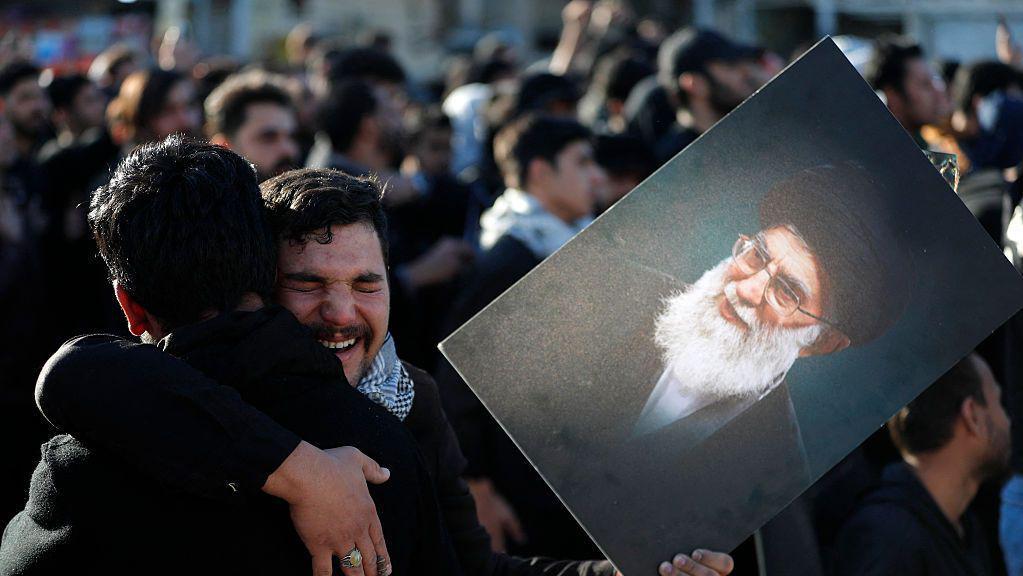 Похороны Хаменеи отложили на неопределенный срок. Иран ссылается на проблемы логистики, но, возможно, дело в заявлении Израиля 1 dd8eeb40 17d5 11f1 a08c c1f4358a7533.jpg Новости BBC Аятолла Хаменеи