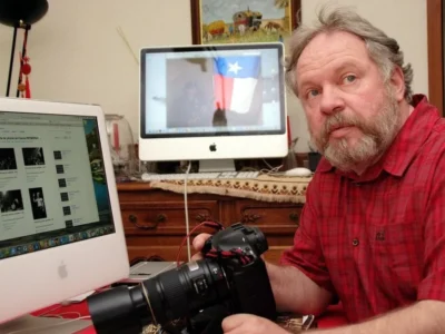 entre culot et discretion francis prymerski a su s imposer sur les scenes rock lui permettant de photographier des centaines d artistes photo rl 1430387947 e1774876900171 новости OC Media, вид на жительство, ВНЖ, французский фотограф, Фрэнсис Николя Примерски, Фрэнсис Примерски