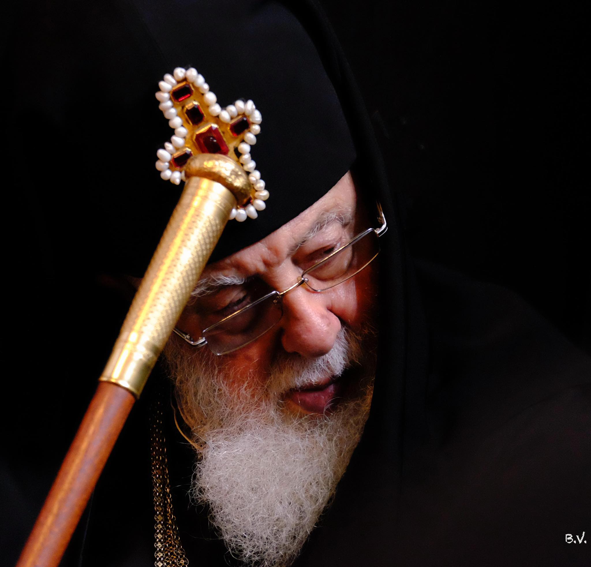 Верующие с утра приходят в храм Сиони к могиле Католикоса-Патриарха всея Грузии Илии II 2 ilia 2 новости Католикос-Патриарх всея Грузии Илия Второй, прихожане, Сиони, собор Сиони, храм Сиони