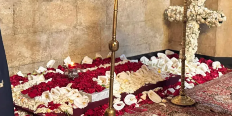 Верующие с утра приходят в храм Сиони к могиле Католикоса-Патриарха всея Грузии Илии II 1 screenshot 2026 03 23 121838 новости Католикос-Патриарх всея Грузии Илия Второй, прихожане, Сиони, собор Сиони, храм Сиони