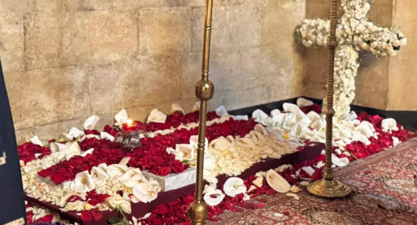 Верующие с утра приходят в храм Сиони к могиле Католикоса-Патриарха всея Грузии Илии II 2 screenshot 2026 03 23 121838 новости Католикос-Патриарх всея Грузии Илия Второй, прихожане, Сиони, собор Сиони, храм Сиони