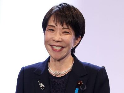 Санаэ Такаити, премьер-министр Японии и председатель Либерально-демократической партии (ЛДП), исполняет гимн партии во время ежегодного съезда партии в Токио, Япония, в воскресенье, 12 апреля 2026 года.