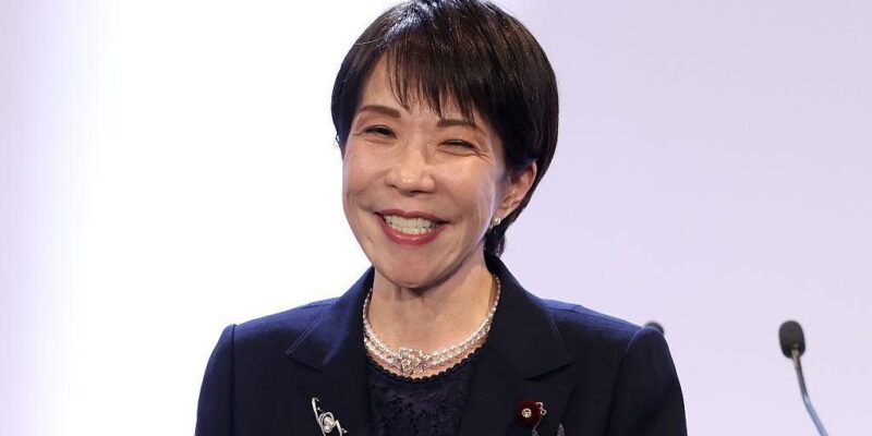 Санаэ Такаити, премьер-министр Японии и председатель Либерально-демократической партии (ЛДП), исполняет гимн партии во время ежегодного съезда партии в Токио, Япония, в воскресенье, 12 апреля 2026 года.