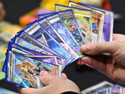 Веер карт в руках у игрока в Pokémon Trading Card Game на чемпионате Европы в Лондоне в феврале 2026 года