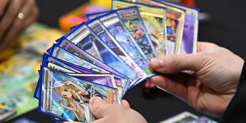 Веер карт в руках у игрока в Pokémon Trading Card Game на чемпионате Европы в Лондоне в феврале 2026 года