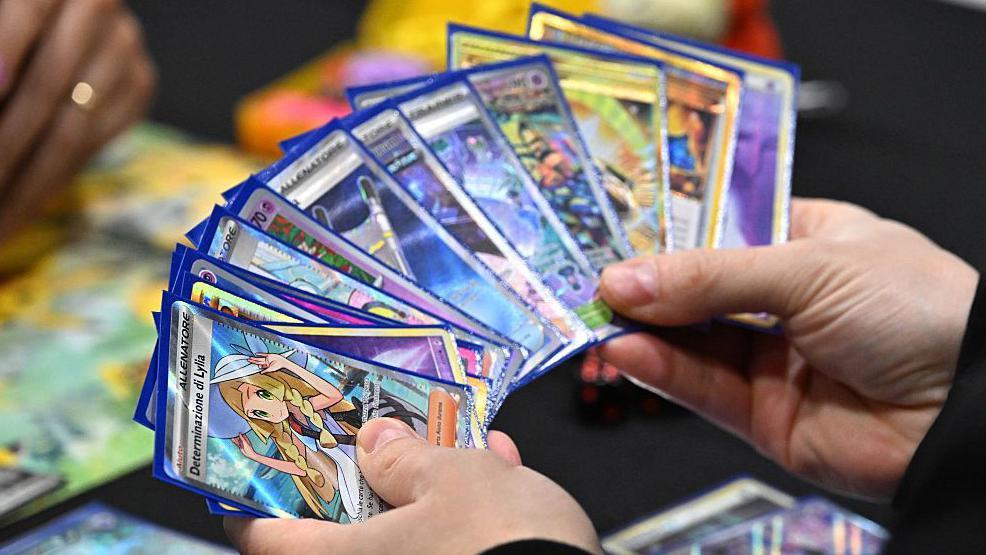 Веер карт в руках у игрока в Pokémon Trading Card Game на чемпионате Европы в Лондоне в феврале 2026 года