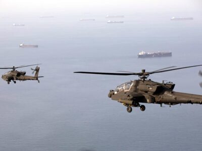 Вертолеты AH-64 Apache патрулируют Ормузский пролив
