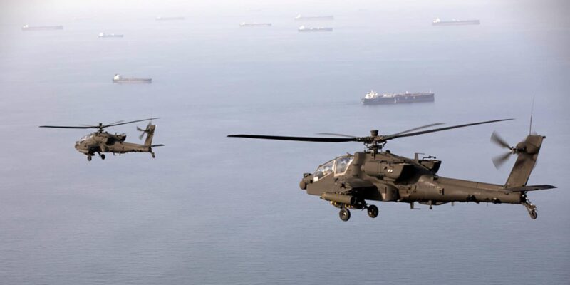 Вертолеты AH-64 Apache патрулируют Ормузский пролив