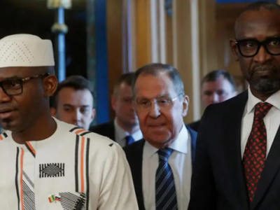 Министр обороны Мали, генерал-лейтенант Садио Камара на фото с министрами иностранных дел России и Мали