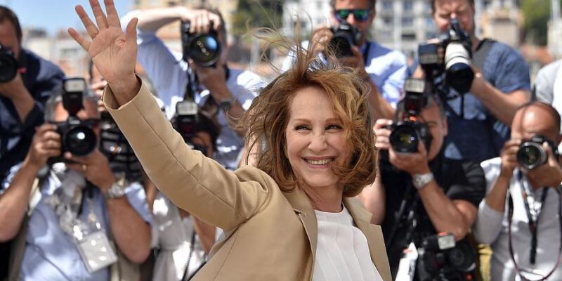 Французская актриса Натали Бай позирует 19 мая 2016 года во время фотосессии к фильму «Это всего лишь конец света» (Juste La Fin Du Monde) на 69-м Каннском кинофестивале в Каннах