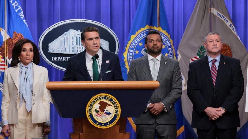 Исполняющий обязанности генерального прокурора Тодд Бланш выступает на пресс-конференции, посвященной стрельбе, произошедшей на ужине Ассоциации корреспондентов Белого дома, где присутствовал президент США Дональд Трамп. За его спиной стоят прокурор округа Колумбия Джиннин Пирро и директор Федерального бюро расследований (ФБР) Каш Патель. Департамент юстиции США, Вашингтон, округ Колумбия, США, 27 апреля 2026 года.