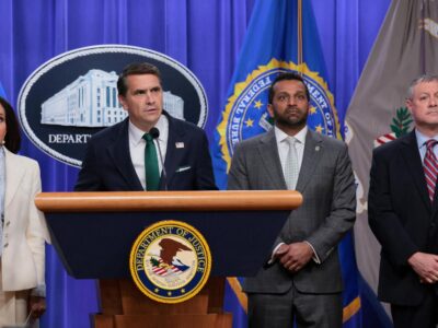 Исполняющий обязанности генерального прокурора Тодд Бланш выступает на пресс-конференции, посвященной стрельбе, произошедшей на ужине Ассоциации корреспондентов Белого дома, где присутствовал президент США Дональд Трамп. За его спиной стоят прокурор округа Колумбия Джиннин Пирро и директор Федерального бюро расследований (ФБР) Каш Патель. Департамент юстиции США, Вашингтон, округ Колумбия, США, 27 апреля 2026 года.