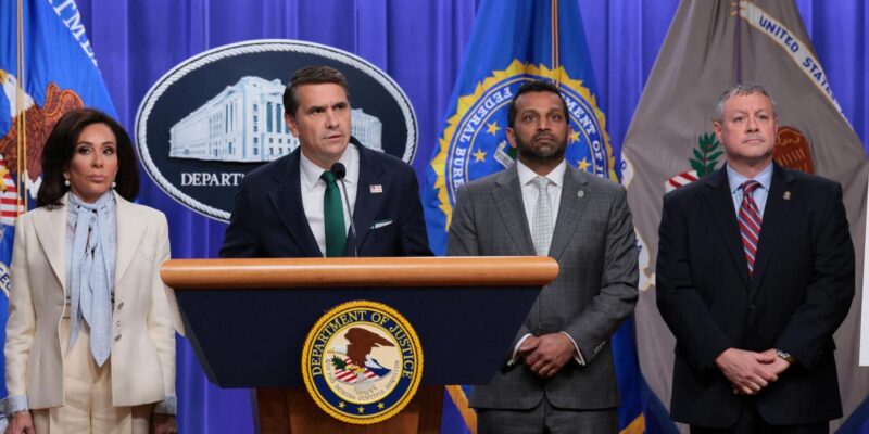 Исполняющий обязанности генерального прокурора Тодд Бланш выступает на пресс-конференции, посвященной стрельбе, произошедшей на ужине Ассоциации корреспондентов Белого дома, где присутствовал президент США Дональд Трамп. За его спиной стоят прокурор округа Колумбия Джиннин Пирро и директор Федерального бюро расследований (ФБР) Каш Патель. Департамент юстиции США, Вашингтон, округ Колумбия, США, 27 апреля 2026 года.