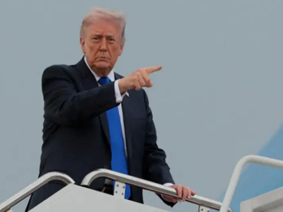 Дональд Трамп на трапе самолета