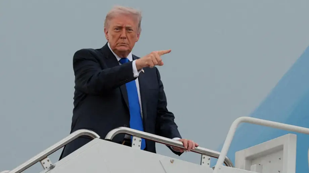 Дональд Трамп на трапе самолета