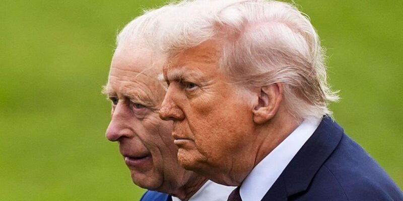 Президент США Дональд Трамп и король Карл стоят рядом на зеленом фоне