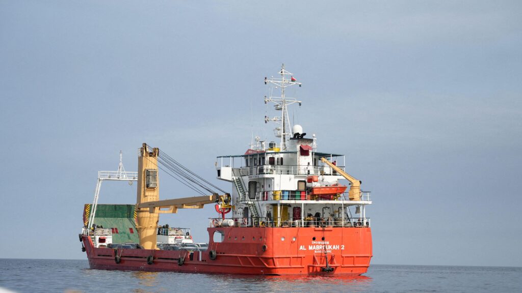 Судно в Ормузском проливе близ берега Омана, 12 апреля