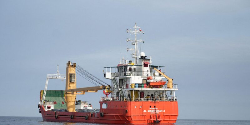 Судно в Ормузском проливе близ берега Омана, 12 апреля