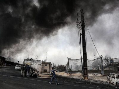 Обугленные машины и клубы дыма рядом с разбомбленным НПЗ "Шахран" в Тегеране