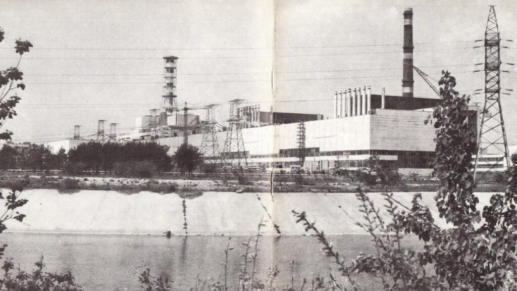 Так выглядела Чернобыльская АЭС перед аварией — черно-белый снимок, на котором видно станцию, блоки и природу вокруг