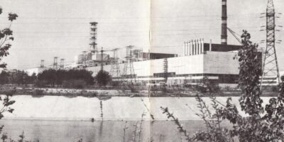 Так выглядела Чернобыльская АЭС перед аварией — черно-белый снимок, на котором видно станцию, блоки и природу вокруг