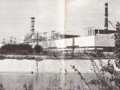 Так выглядела Чернобыльская АЭС перед аварией — черно-белый снимок, на котором видно станцию, блоки и природу вокруг