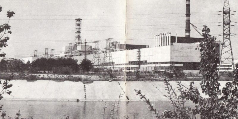 Так выглядела Чернобыльская АЭС перед аварией — черно-белый снимок, на котором видно станцию, блоки и природу вокруг