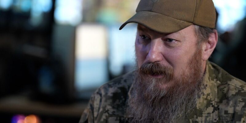 Командующий Силами беспилотных систем Роберт Бровди — в кепке и с длинной бородой — на фото во время разговора с Би-би-си