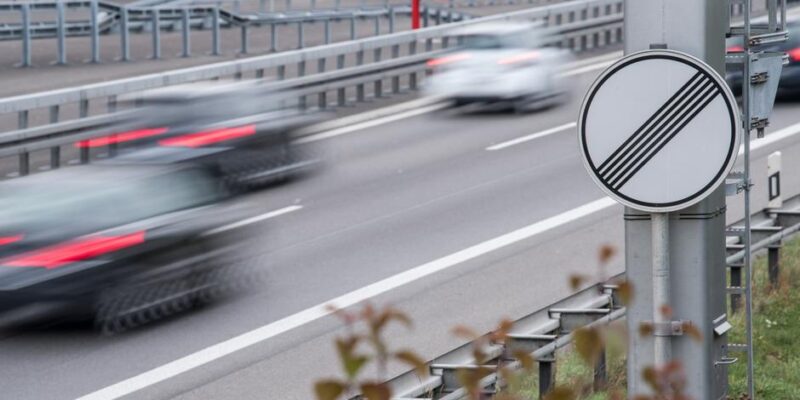 Половина немцев - за временное ограничение скорости на автобанах 1 62720782 403.jpg Deutsche Welle немцы