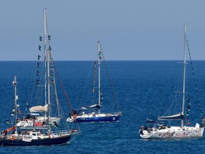 Три лодки из флотилии, следовавшей в Газу, в Греции 26 апреля (до задержания части флотилии Израилем)