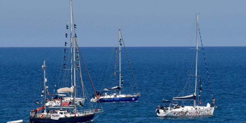 Три лодки из флотилии, следовавшей в Газу, в Греции 26 апреля (до задержания части флотилии Израилем)