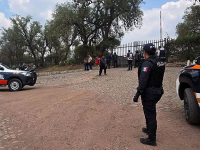 Полиция у входа в археологическую зону пирамид Теотиуакана